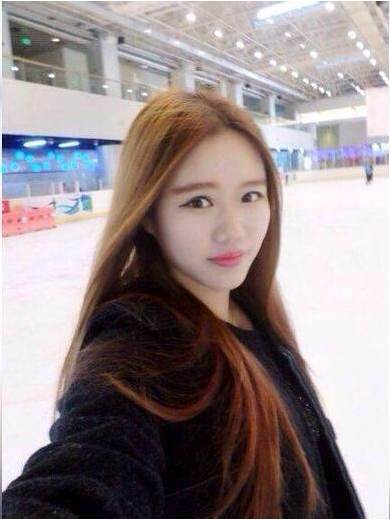 附上这美女的生活照{:soso_e141:}
