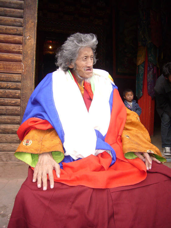 秋英多杰仁波切法体不断生出舍利:肉身不坏高僧示现佛法真实!