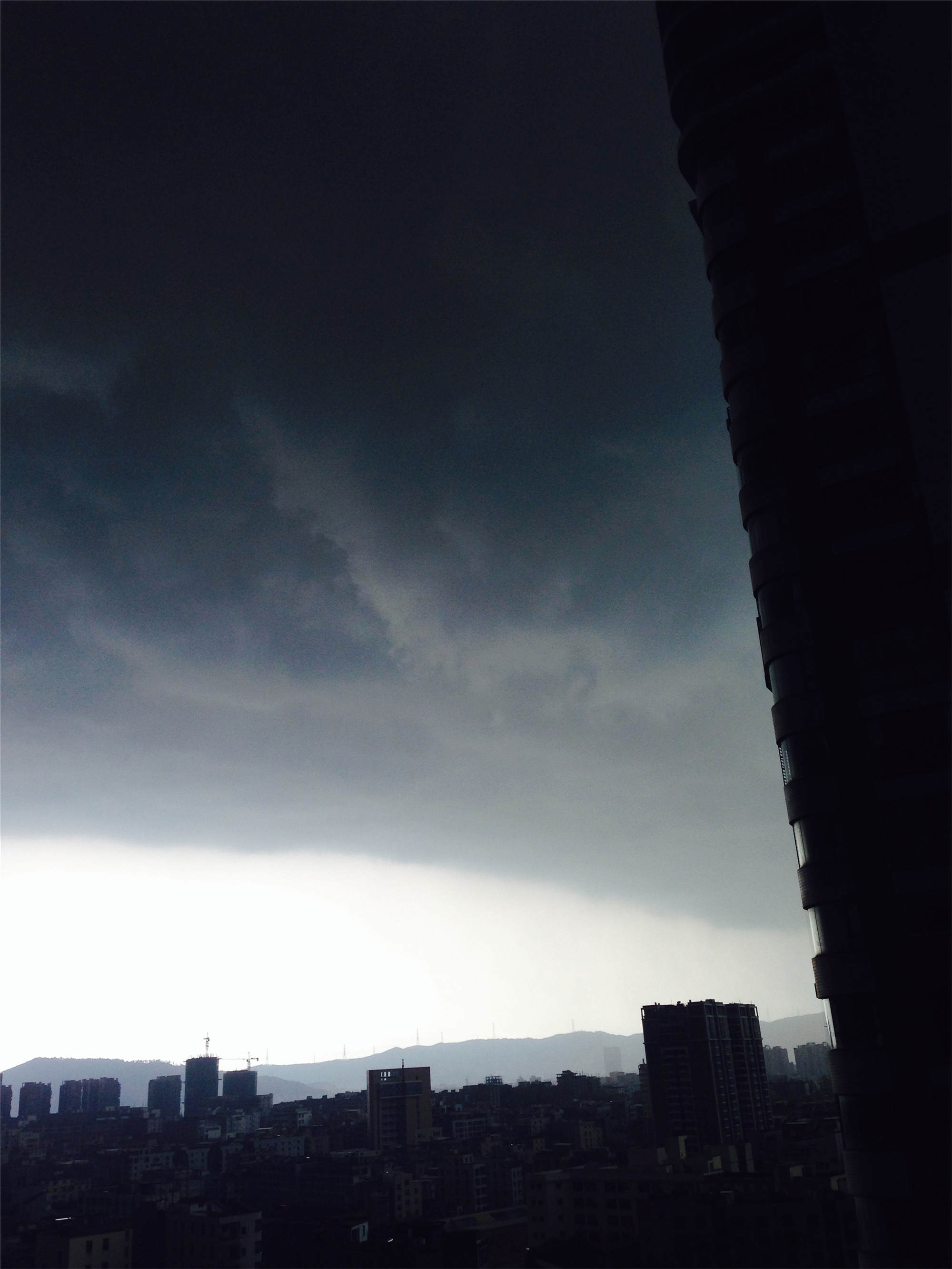 今天天气异常,刚才天空一片乌黑,天兵来抓人了,还下着冰雹.