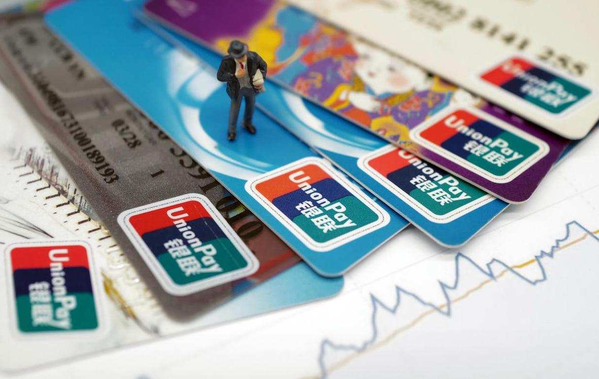 如果办12张信用卡是不是就可以免费用银行一年的钱