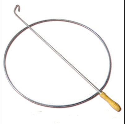 滚铁圈,俗称" 滚轱辘圈"或者" 滚铁环",是一种娱乐性运动,用手持铁棒