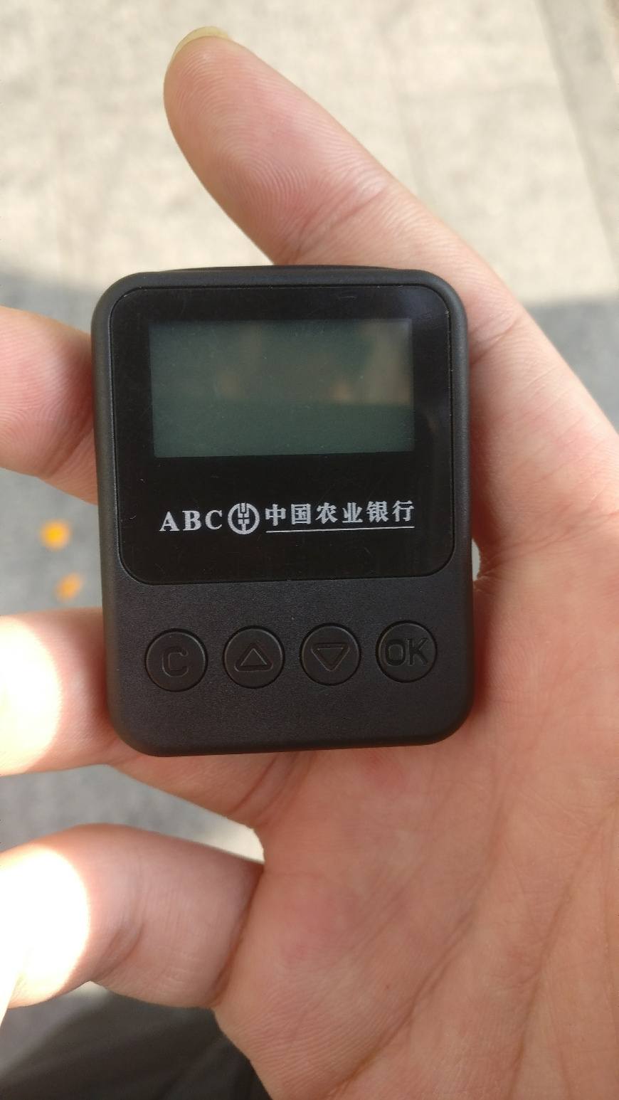 k宝是这种吗银行工作人员说新款的