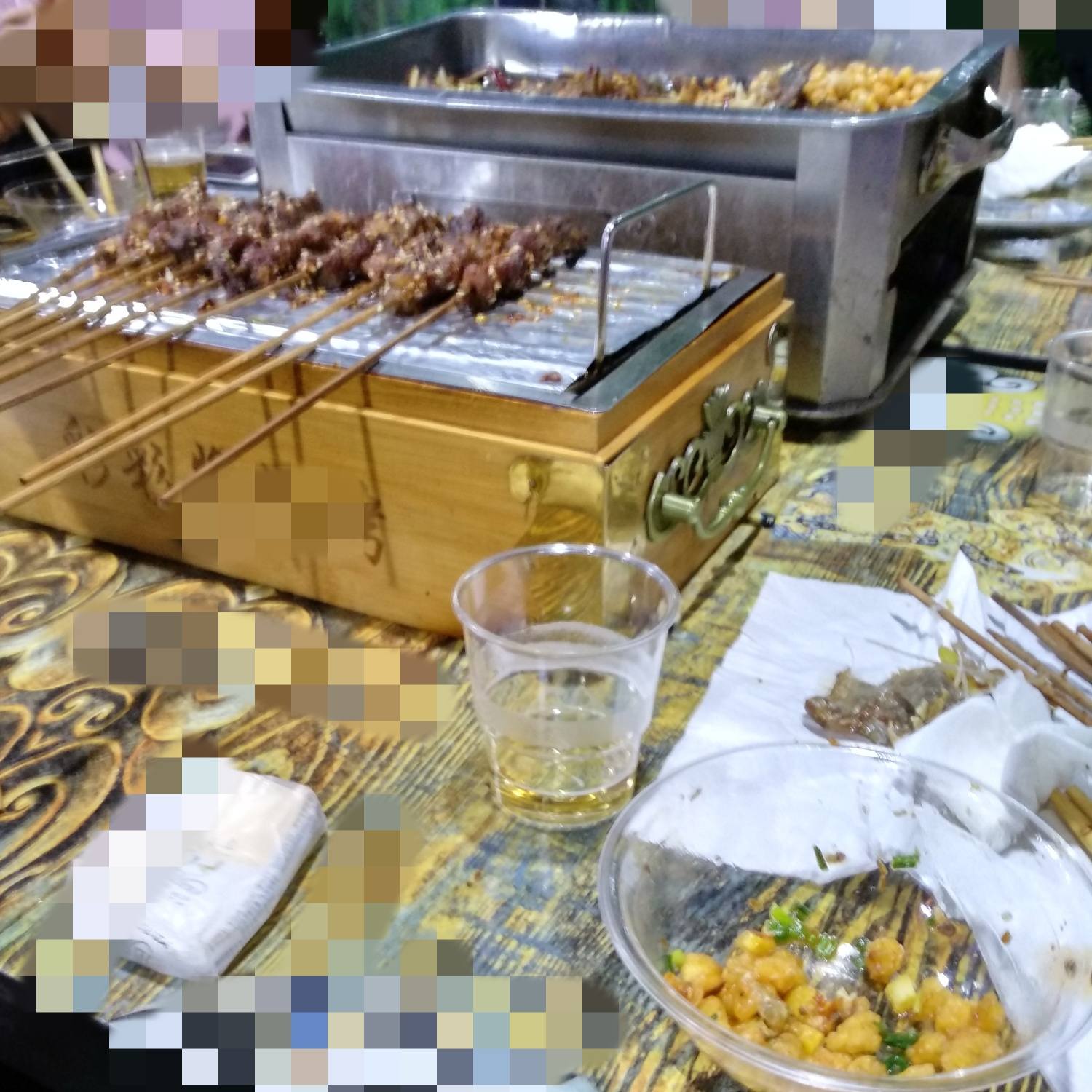 在吃宵夜,朋友们约起来了.感动.