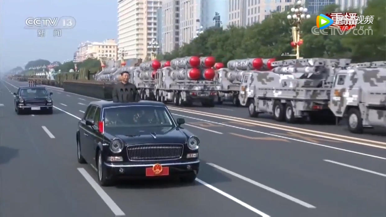 正正经经的红旗带话筒