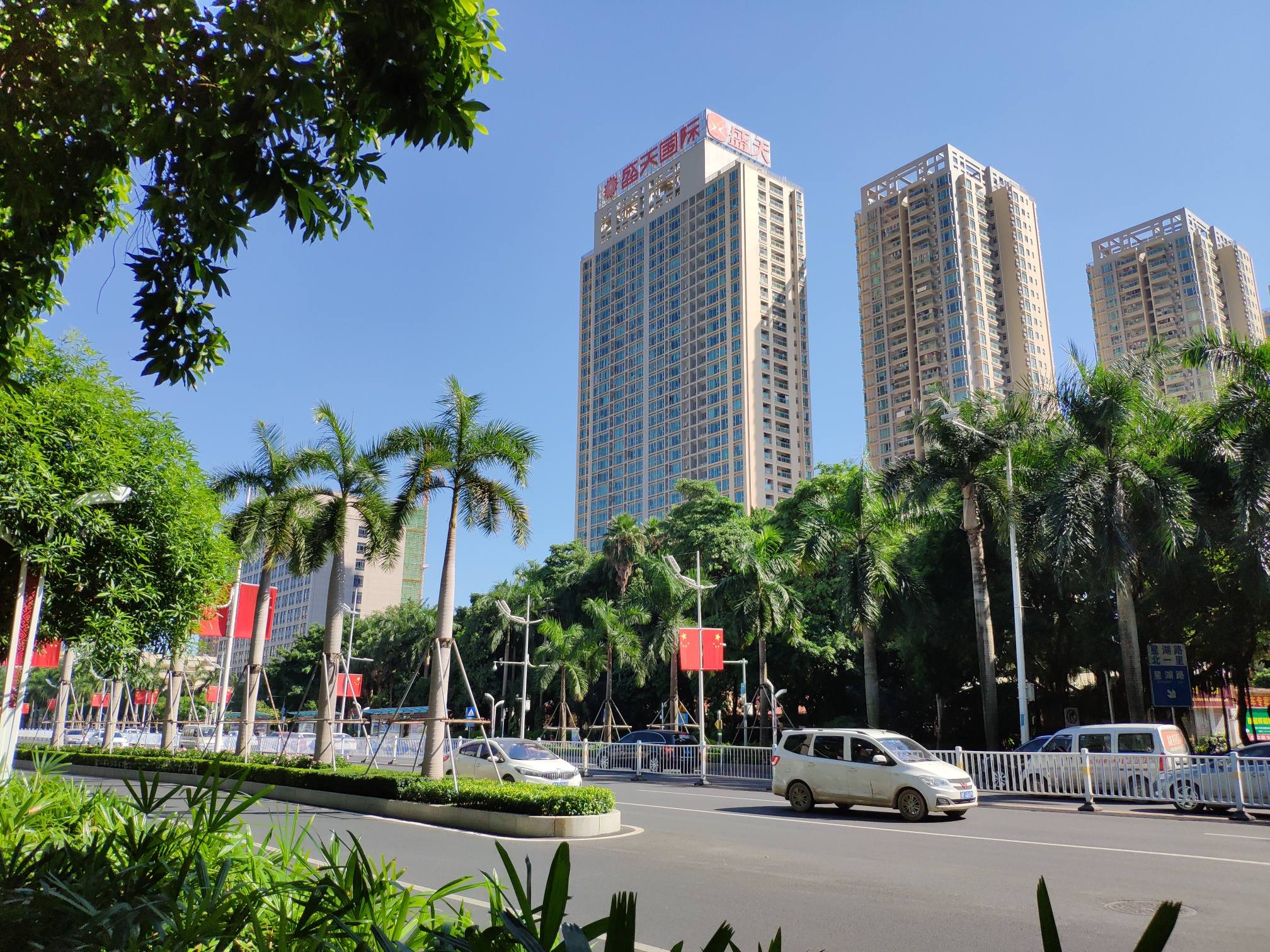 南宁好大 太阳好晒,走在民族大道这边找个地方遮晒躲 阴一下.