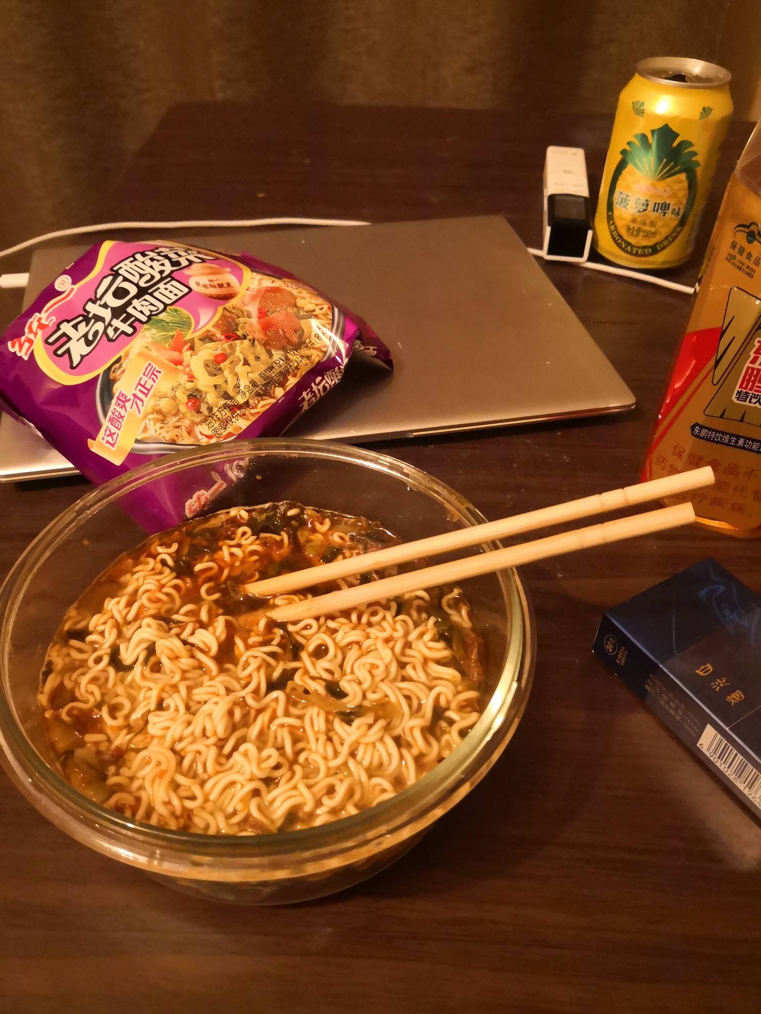 晚上睡不着吃包泡面先