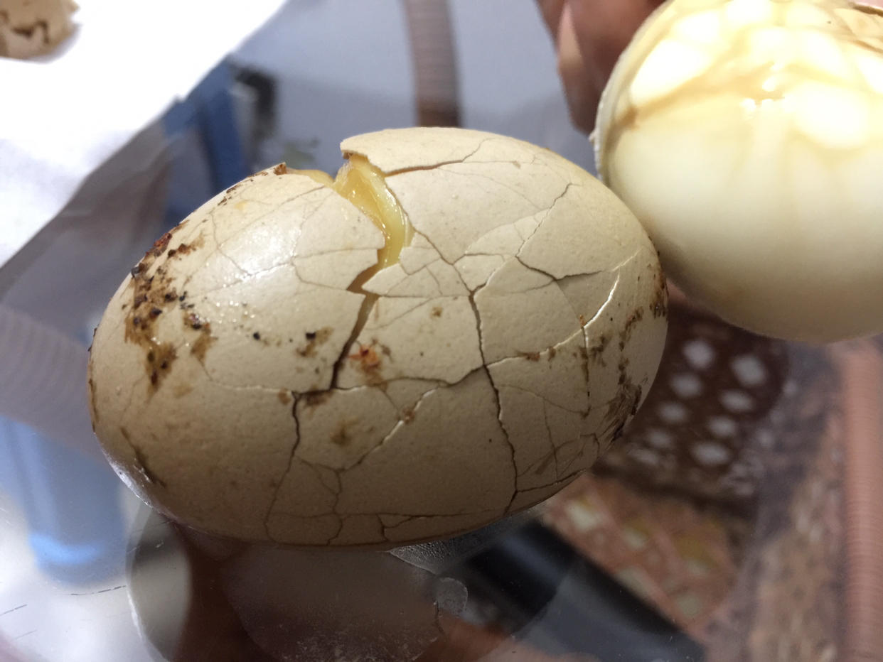 吃剩下的小龙虾汤汁,继续放两个鸡蛋进去煮茶叶蛋.还挺香哦.