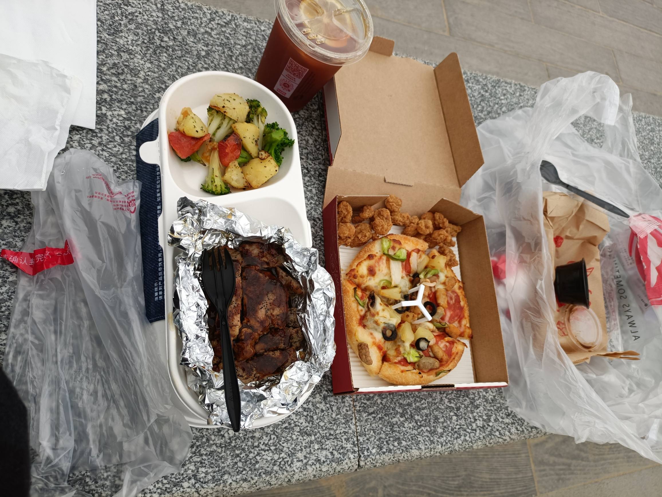 招行10月生日礼在公园点了份免费的必胜客牛排