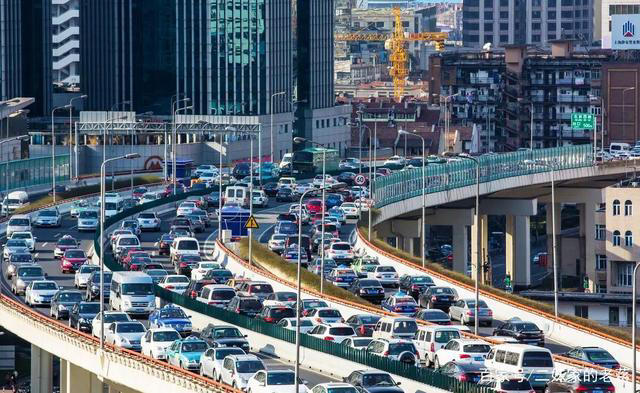 上海外地车牌高架限行拥堵情况未见好转市民质疑该措施可行性