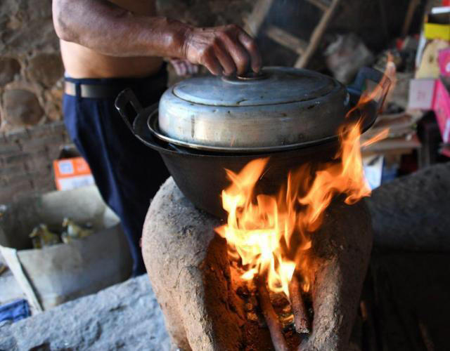 农村烧柴火不环保专家禁止燃烧却被老农这2个问题给难倒了