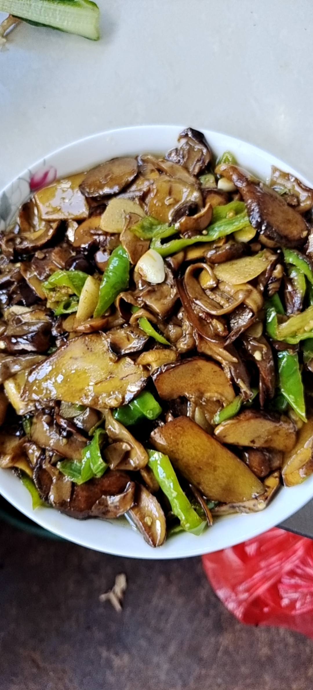 又到了吃野生菌的季节