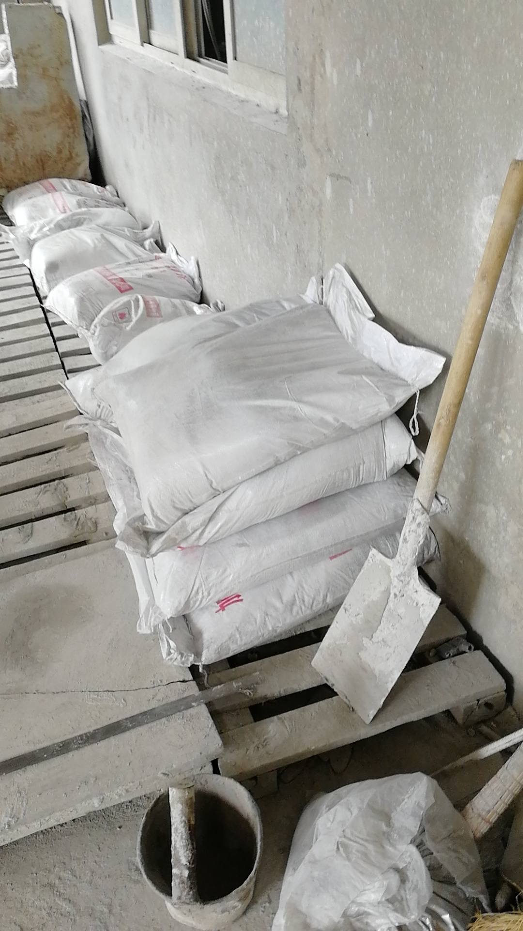 体验一天辛苦生活,背90多袋水泥!