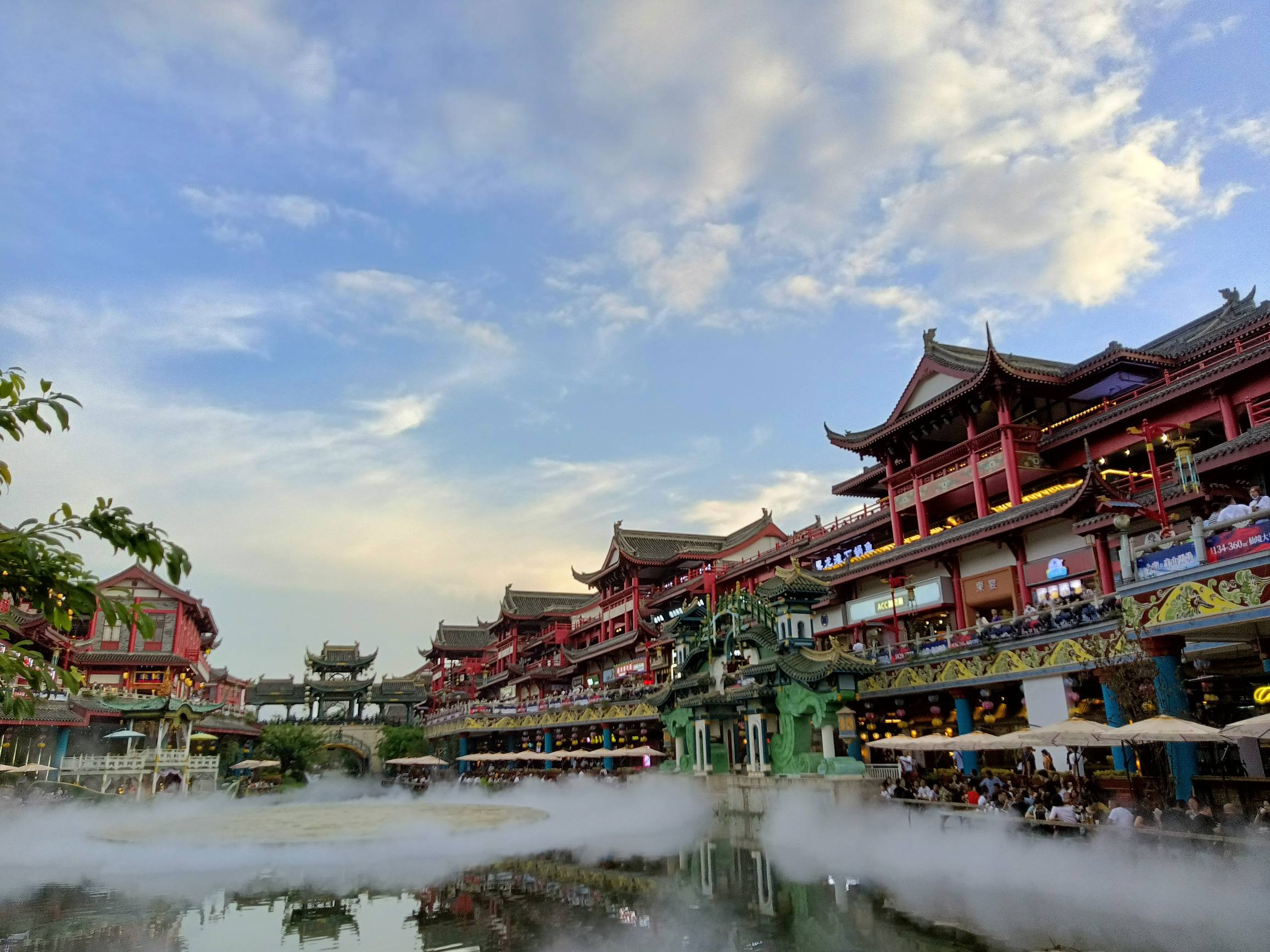 雕栏画栋层峦叠嶂